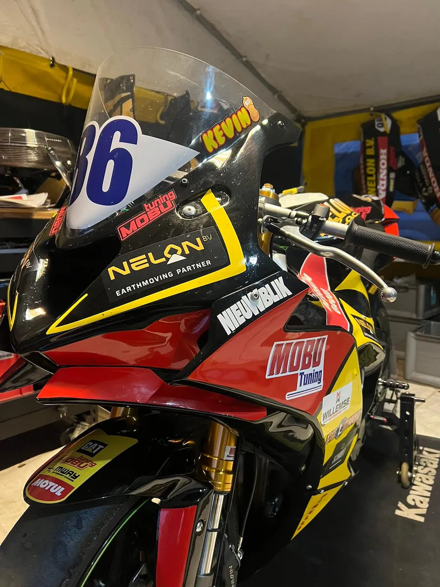 Nieuwblik sponsort Kevin Mos op de Hengelo Roadrace 2026