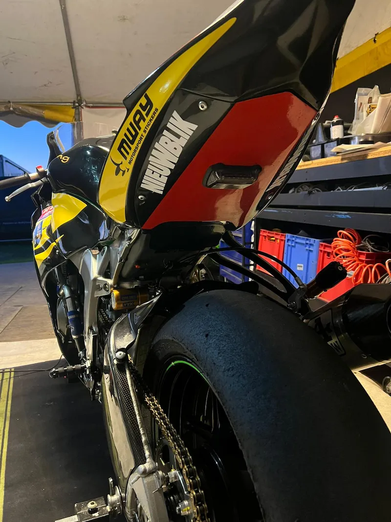 De voorkant van de #86 met Nieuwblik, Nelon en Mobu Tuning logo's