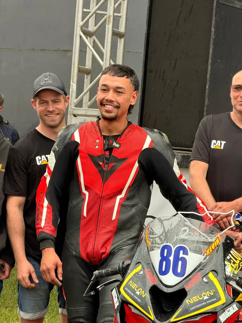 Kevin Mos lachend naast de #86 na een geslaagde race