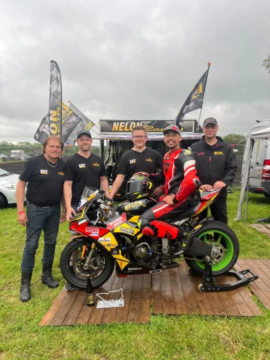 Het Nelon Racing team rond de Kawasaki, met Kevin Mos in het midden